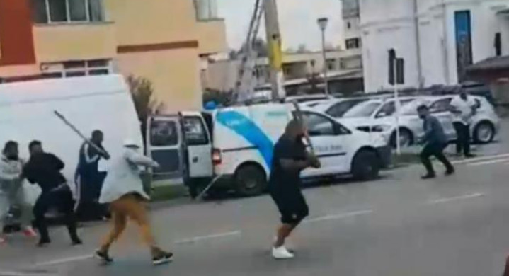 11 bărbaţi, membri ai două clanuri rivale care s-au bătut pe stradă, în Ploieşti, cu bâte, macete, săbii şi topoare, au fost reţinuţi