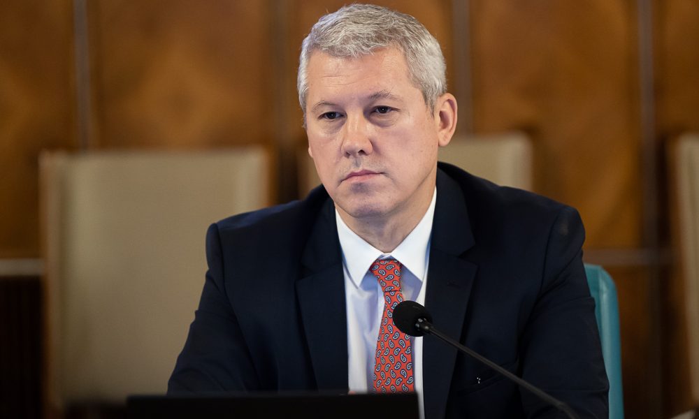 Cazul ciudat al magistratului care și-a închis telefonul în cazul crimei de la Sibiu. „Operațiunea de noapte” a lui Predoiu, ministrul de Interne