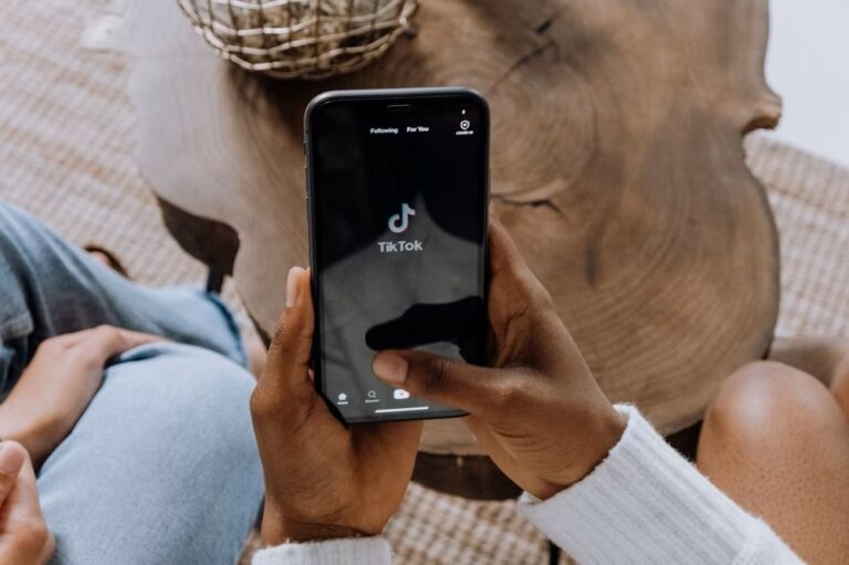 AUR manipulează tinerii României: efectul TikTok