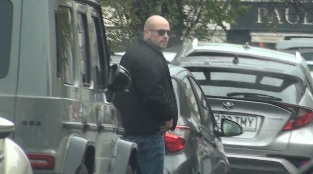 PAPARAZZI / Bromania, clandestin prin oraș! Și-a parcat mașina la un kilometru / VIDEO EXCLUSIV