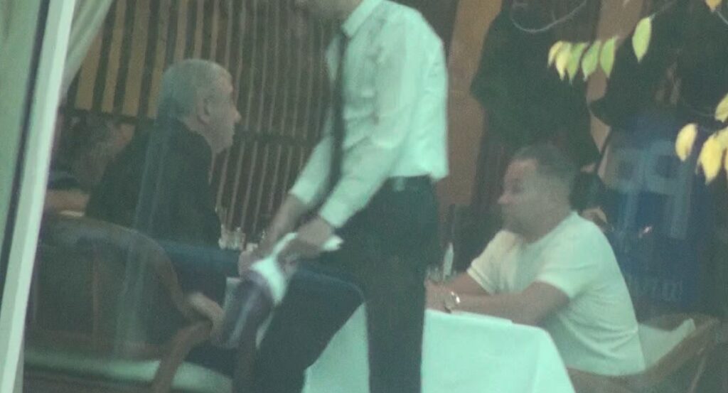 PAPARAZZI / „Șefu`, era să aveți o scamă!” Victor Becali, primit cu aspiratorul! Cum este tratat când intră în restaurant!