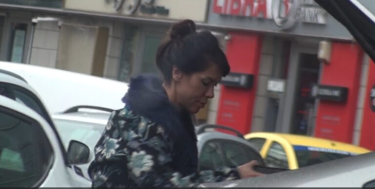 PAPARAZZI / Întrebarea roșie: ce face Denise Rifai, când este singură în mașină? Cum a fost filmată prezentatorarea, când credea că nu o vede nimeni!