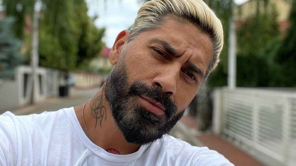 Kiss FM: Connect-R minte și se victimizează pentru a deveni viral! „E urât să minți cu Biblia în mână”