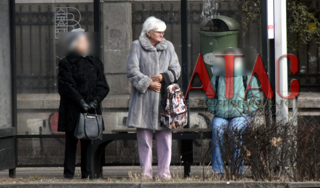 PAPARAZZI / Pauza de bârfă! Monica Tatoiu, la laclale, în mijlocul străzii / VIDEO EXCLUSIV