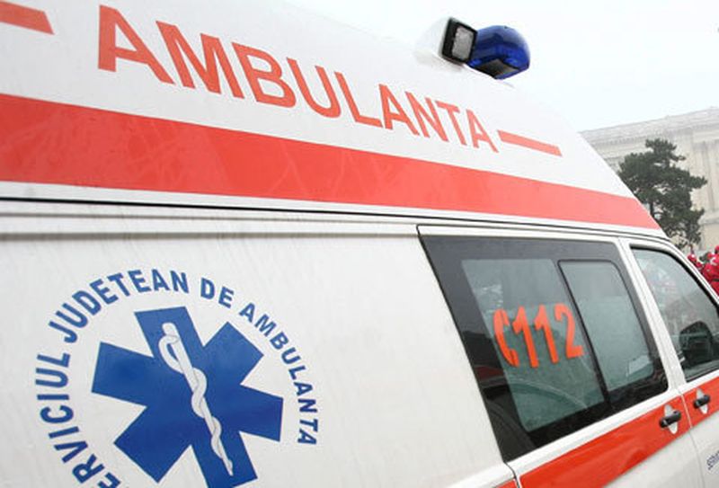 Ambulanțier atacat cu cuțitul de un pacient psihic, în drum spre spital