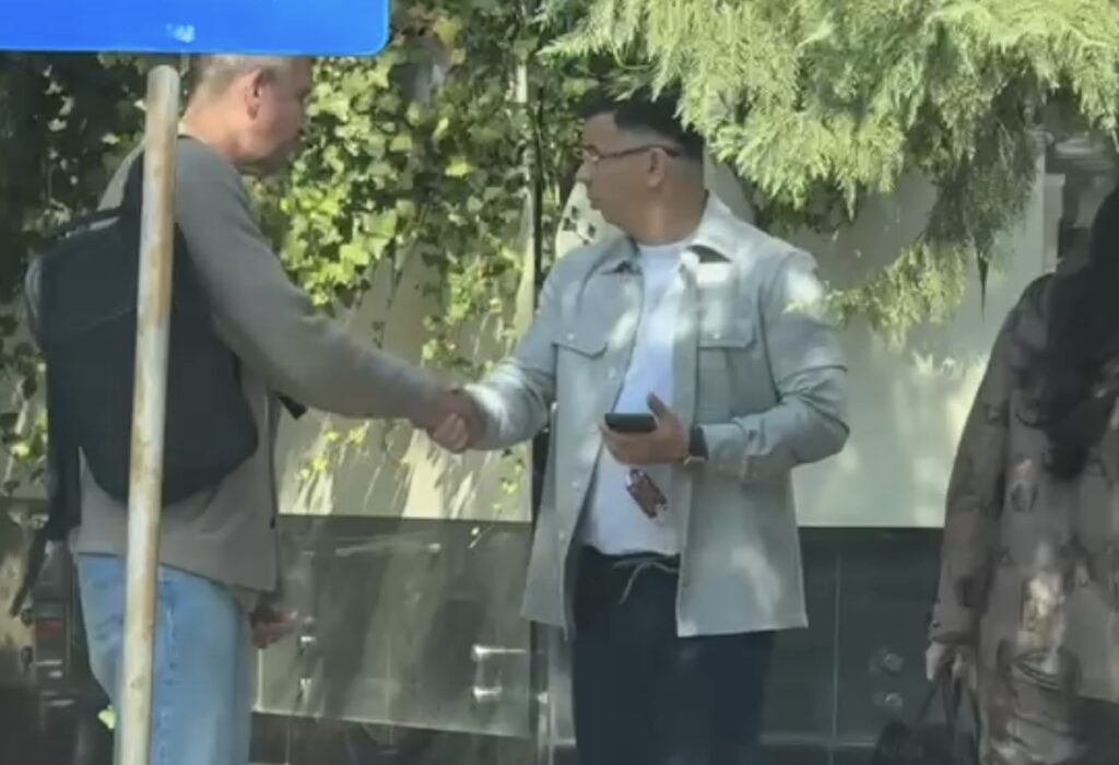 Paparazzi || Simeon Apreutese, întâlnire discretă în cartierul Primăverii și plecare spre Stejarii