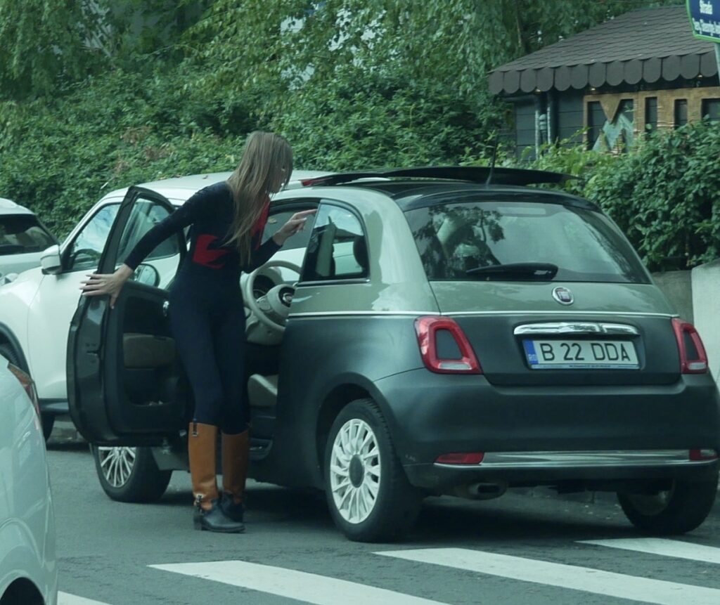 Paparazzi || Iulia Albu, cu portbagajul plin de stil și… fără fund vizibil! Paparazzi ATAC au surprins-o într-o scenă de comedie fashion pe Dorobanți