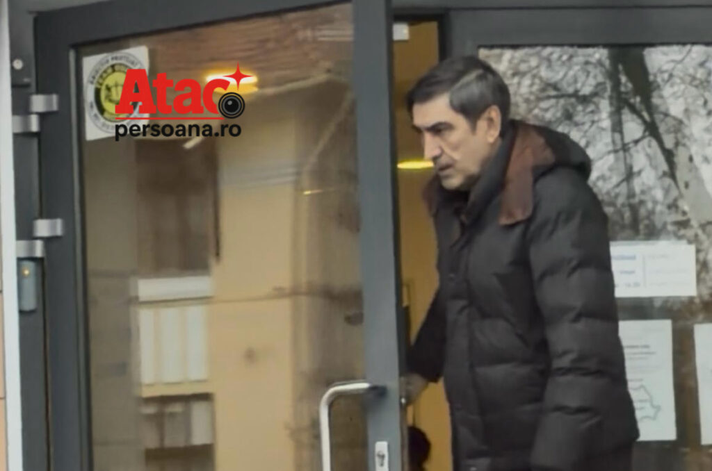 Victor Pițurcă, surprins la Exim Bank in  Dorobanți! Moment amuzant la ieșire, când fostul selecționer s-a trezit față în față cu un câine lup