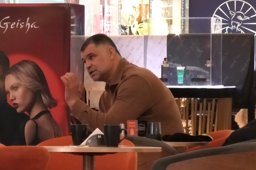 PAPARAZZI | Daniel Ghiță, „ședință” tensionată la mall | Cine sunt sfetnicii fostului deputat! | VIDEO EXCLUSIV
