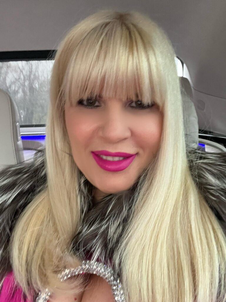 Atenție, intră în joc Elena Udrea! Le transmite un mesaj celor ce au trădat-o, pentru prima oară de când e în libertate
