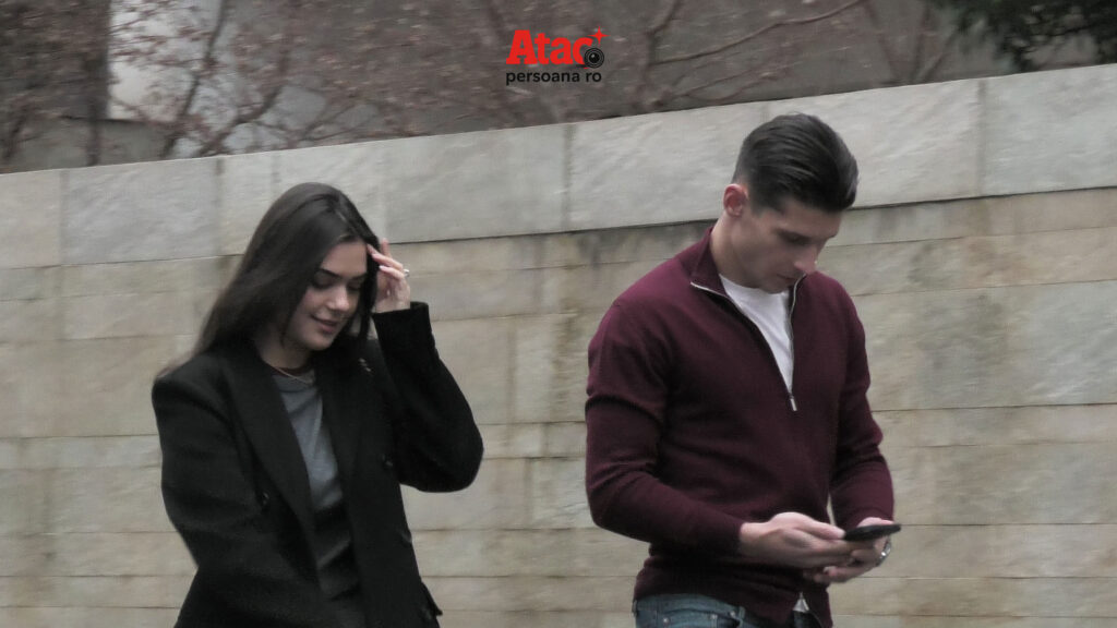 Cu greu a lăsat telefonul, ca să o ia de mână! Imagini exclusive cu vedeta echipei Rapid și soția / PAPARAZZI