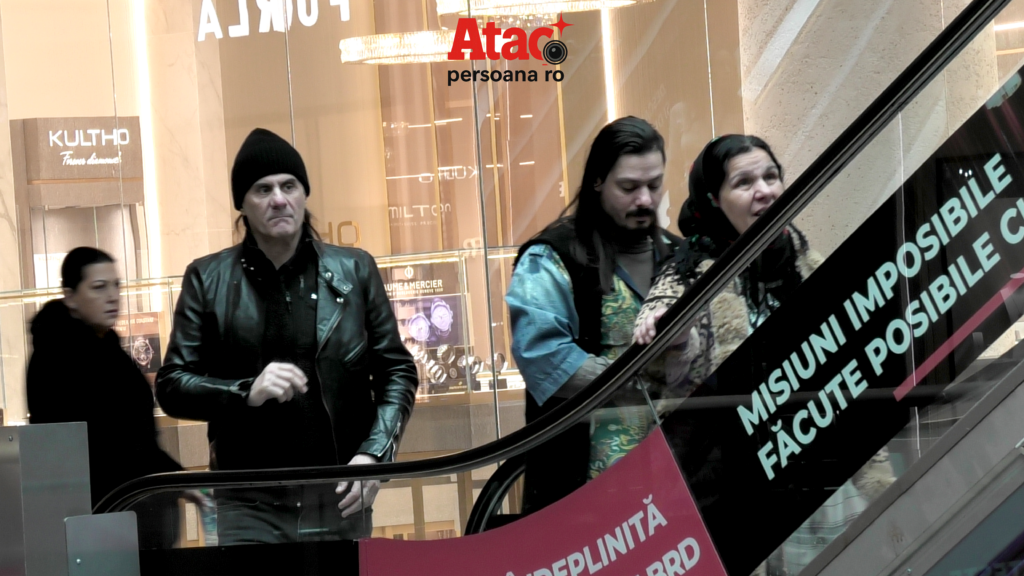 VIDEO EXCLUSIV. Marian Ionescu, apariție rară, alături de fiul lui, la un an de când Carmin a fost condamnat la închisoare! Au vânat cele mai mari reduceri / PAPARAZZI