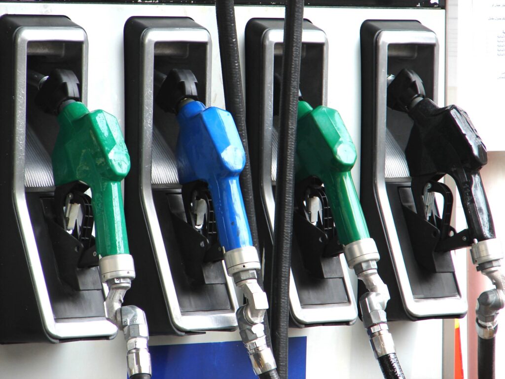 Guvernul somat să reducă cu cel puțin 50% accizele la combustibil