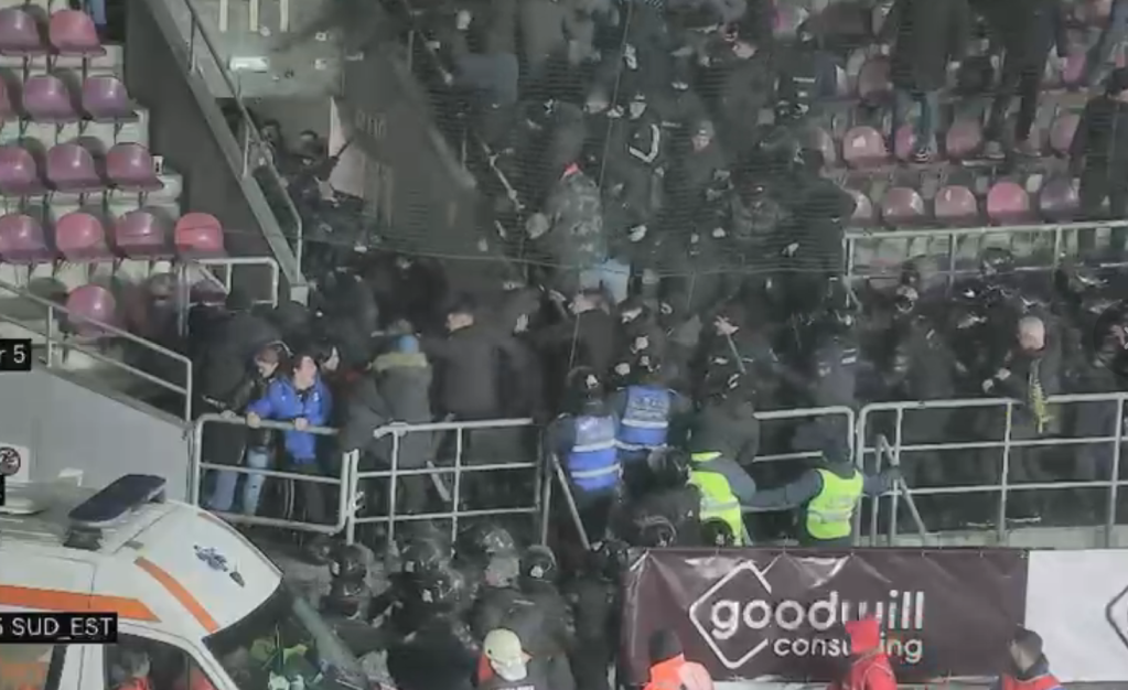 VIDEO | Descinderi de amploare, la ultrașii implicați în violențele de la meciul Rapid – Petrolul