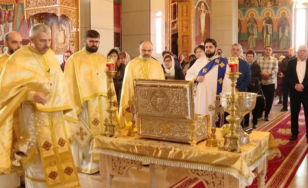 Noua raclă cu moaștele Sf. Mare Mucenic Dimitrie, Izvorâtorul de Mir, a fost sființită în Parohia Tunari