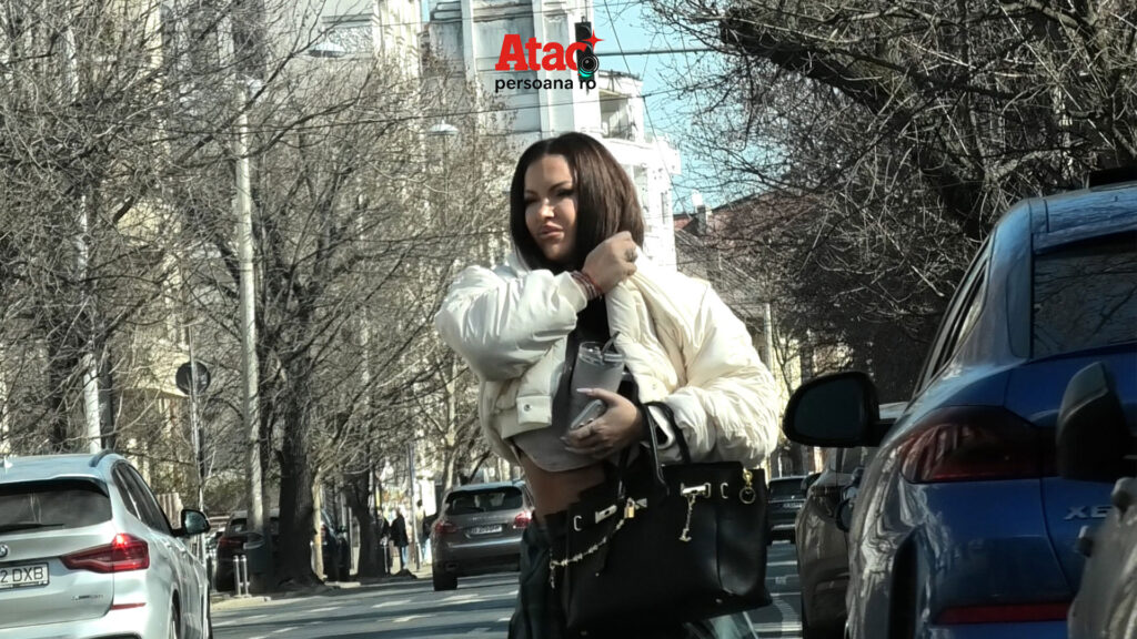 PAPARAZZI / Loredana Chivu, spectacol în trafic cu BMW‑ul de lux: “Doamna șoferiță” a cam gafat-o! VIDEO EXCLUSIV