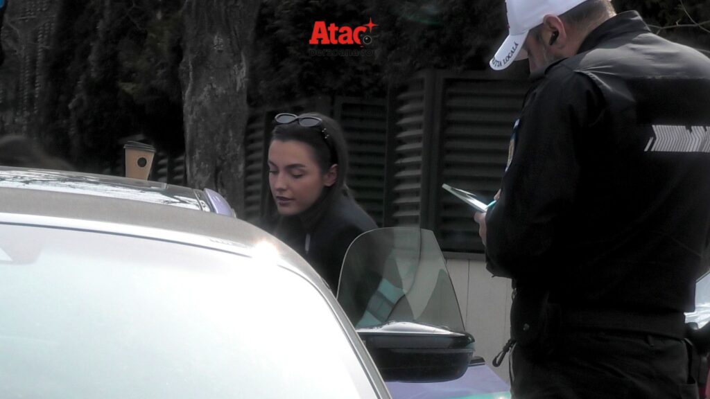 PAPARAZZI / O cafea a costat-o mai mult decât se aștepta! Alexia, fiica Andreei Esca, amendată în plină stradă. VIDEO EXCLUSIV