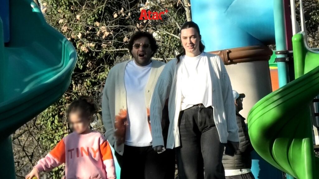 PAPARAZZI / Tabloul unei familii fericite! Laurențiu Niro și-a scos copilul și soția în parc. VIDEO EXCLUSIV 