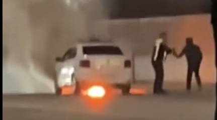 VIDEO | IMAGINI DRAMATICE | Polițiștii – în flăcări, trecătorii – filme pentru like-uri!