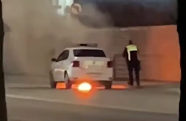 O autospecială a Poliției Române a luat foc în mers | ISU: „Scurgeri de lichide combustibile”