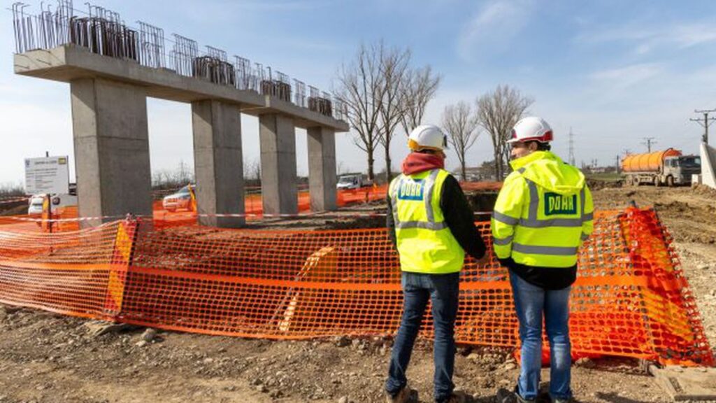 Eurostat: Românii muncesc printre cele mai multe ore din Uniunea Europeană