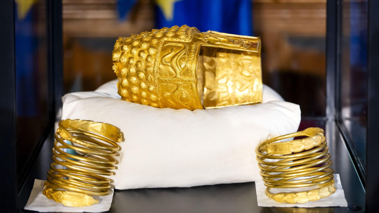 Coiful de la Coțofenești și brățările recuperate, expuse la Muzeul Națion de Istorie