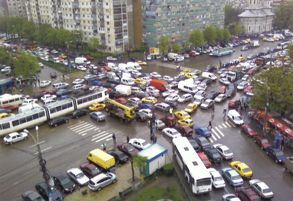 Haos în Capitală! În cele mai aglomerate intersecții nu funcționează semafoarele