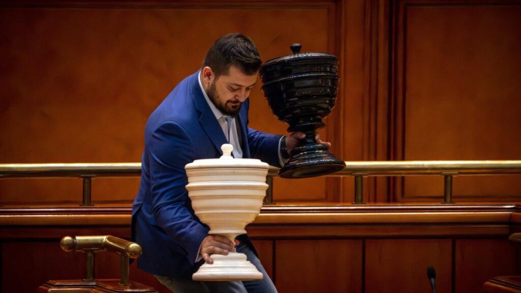 Moțiunea a trecut! 281 de aleși au votat pentru debarcarea lui Bolojan