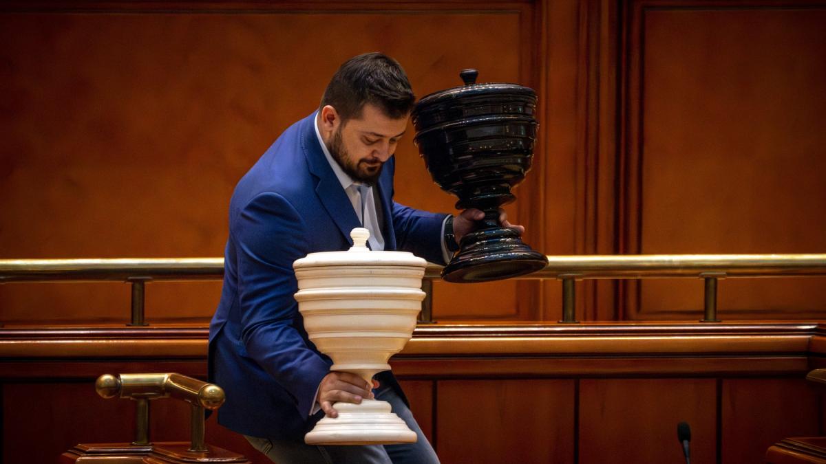 motiunea-a-trecut!-281-de-alesi-au-votat-pentru-debarcarea-lui-bolojan